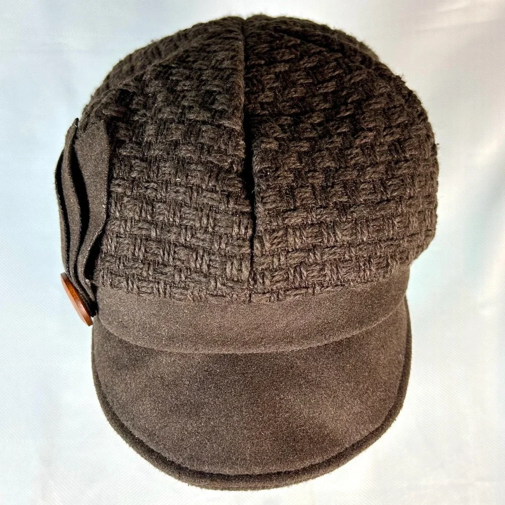 Newsboy Cap Hat Mod Brown Woven Sweater Knit Felt Brim Leaf & Button Detail OSFM